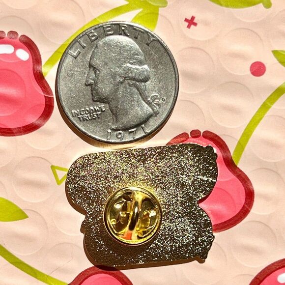 Black Lives Matter Sparkles Gold enamel pin - Picture 3 of 6